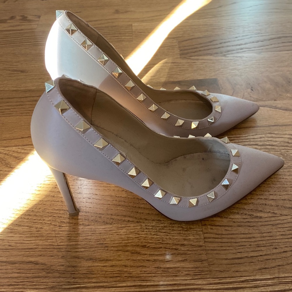 Valentino Rockstud accents blush leather 4 inch pumps in great condition